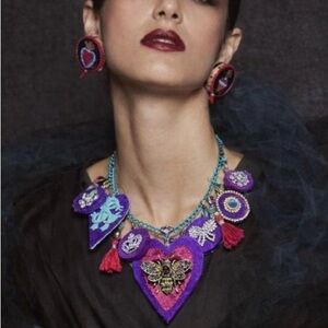 “Queen bee” necklace